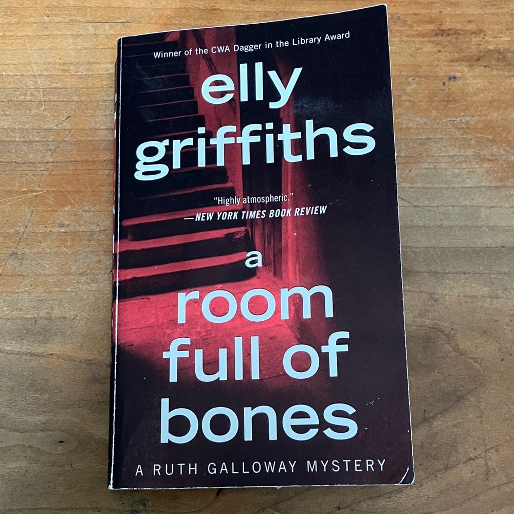 Elly Griffiths - a Room Full of Bones - a Ruth Galloway mystery